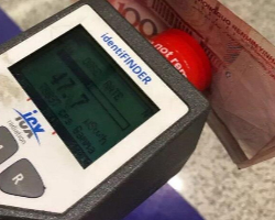 钞票有毒！上海机场检验检疫局查获放射性检测严重超标纸币